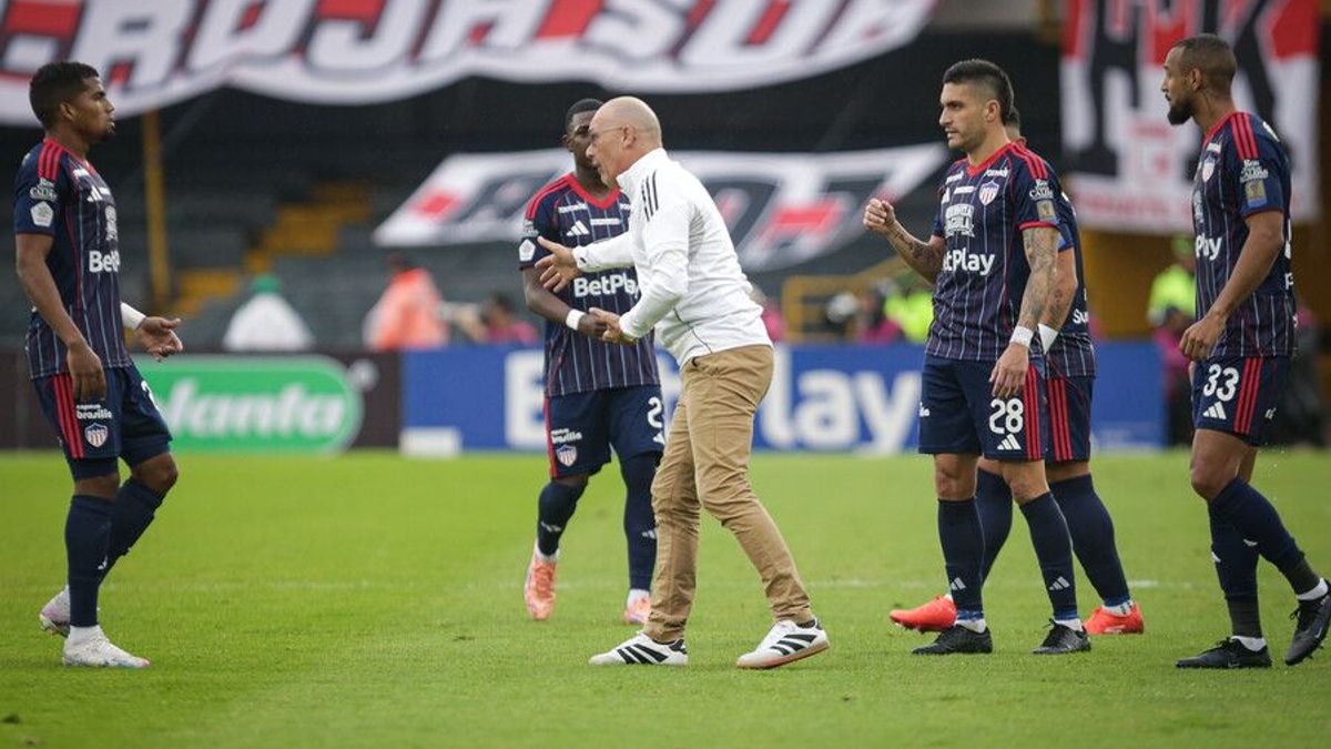 'Alerta roja' en Junior: Alfredo Arias sería despedido en los próximos días si no vence a Santa Fe
