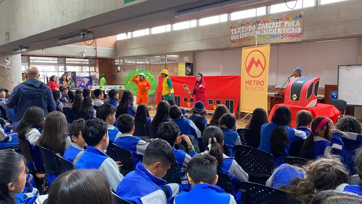 Con juegos y teatro, estudiantes de colegios públicos y privados en Bogotá aprenden sobre el sistema metro: así es una clase