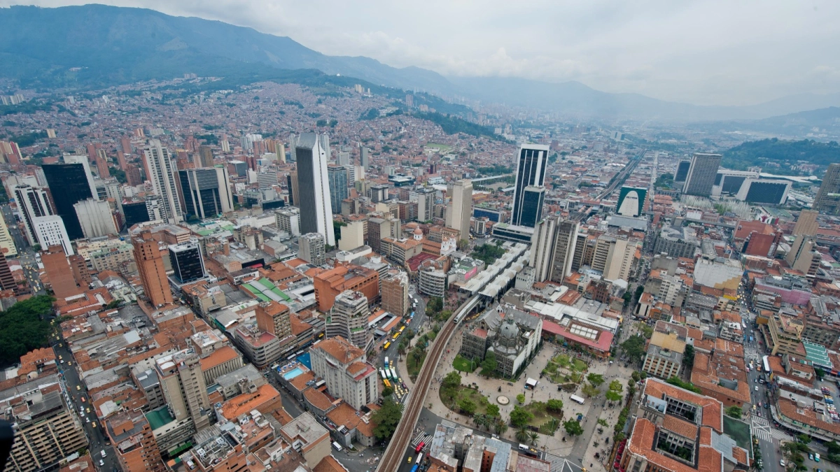 Conmoción en Medellín por el asesinato de un menor LGBTIQ+: la mamá lo encontró amordazado, con rasguños y otras heridas en una casa