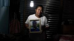 «El miedo ahora es otro»: cómo ha cambiado la vida en El Salvador en los 4 años de guerra de Bukele contra las maras