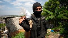 "Es un ciclo sin fin. Si acaban con nosotros, otra pandilla ocupará nuestro lugar": la BBC en territorio controlado por el crimen organizado en Ecuador