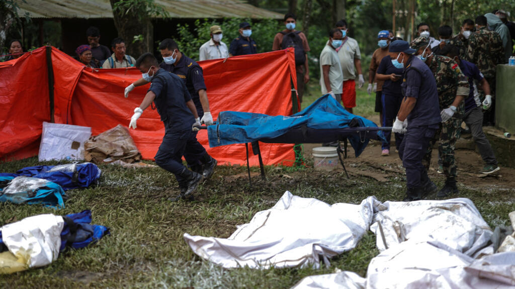“La gente quiere recuperar a sus familiares, vivos o muertos”:  la tragedia se extiende a las morgues de Nepal