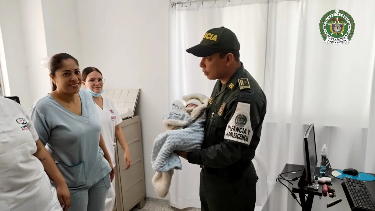 Policías salvan a una bebé de 8 horas de nacida hallada dentro de una bolsa en Vegachí (Antioquia): esto es lo que se conoce del caso