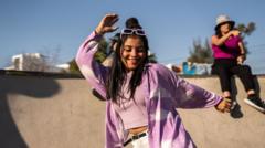 Qué es "farmear aura", la nueva tendencia de los jóvenes en redes (y por qué es algo que en realidad sucede desde hace siglos)