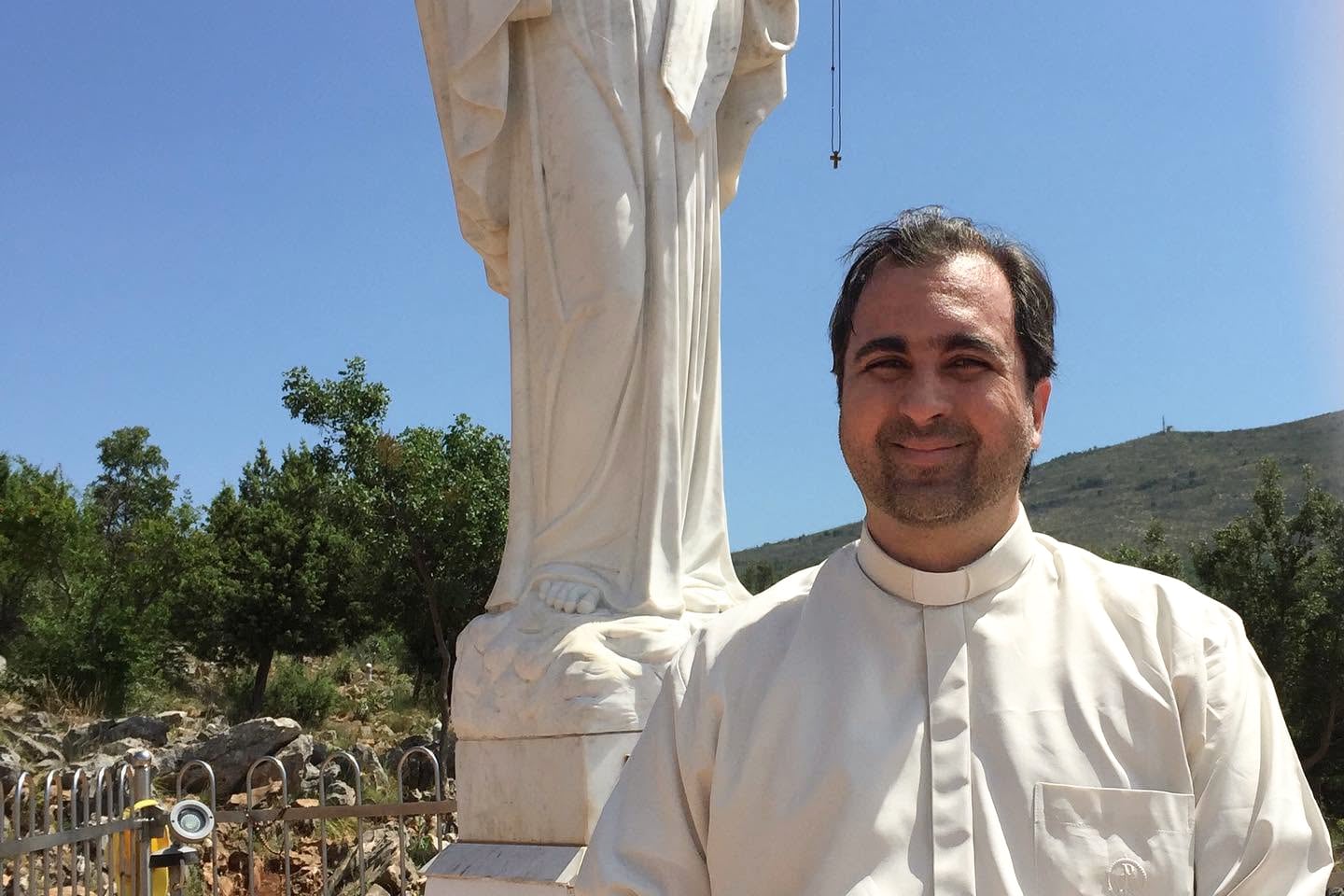 Rodolfo Londoño, el sacerdote católico al que De la Espriella encomienda su política universitaria