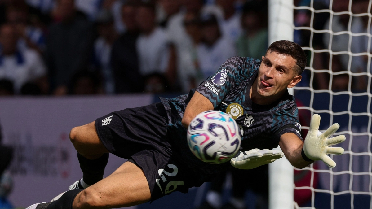 Video | Esta fue la espectacular atajada del 'Dibu' Martínez en su estreno con el Chelsea: gran victoria