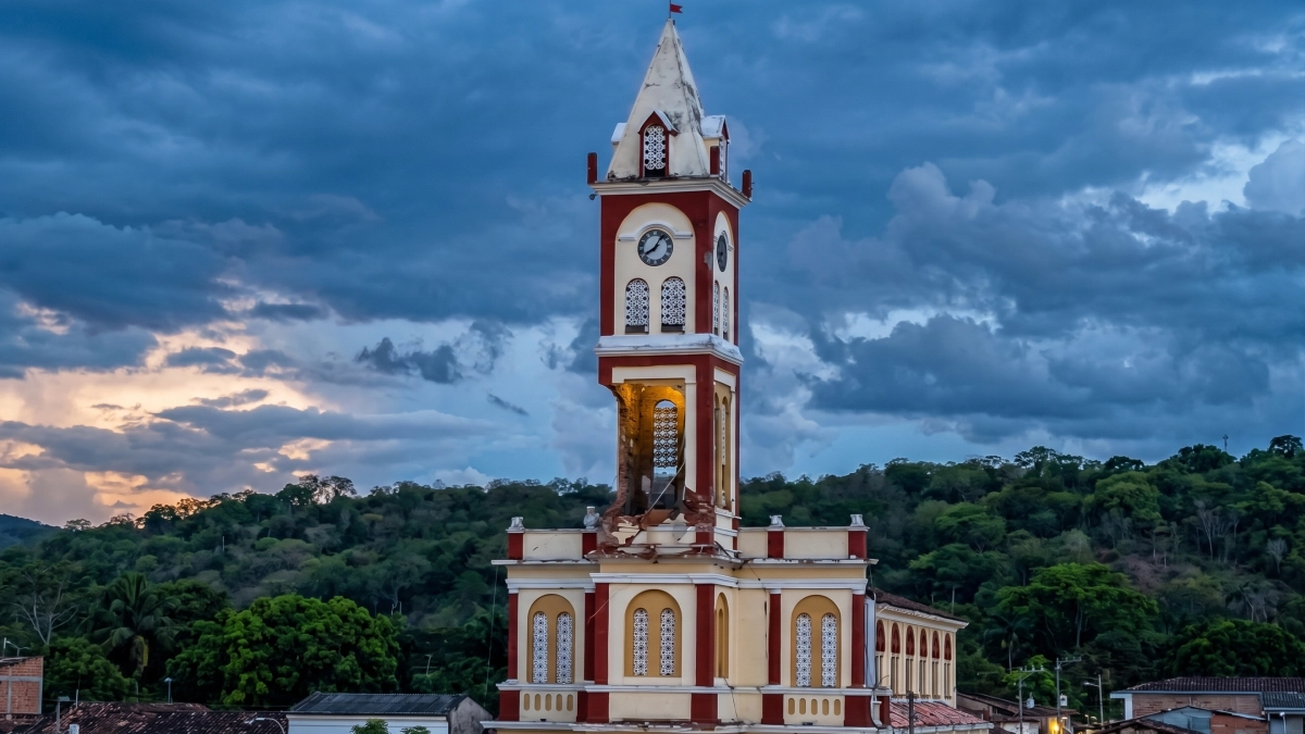 Video | Triste despedida de emblema de Bugalagrande: desmontan la torre de la iglesia San Bernabé por graves daños ocasionados por el terremoto